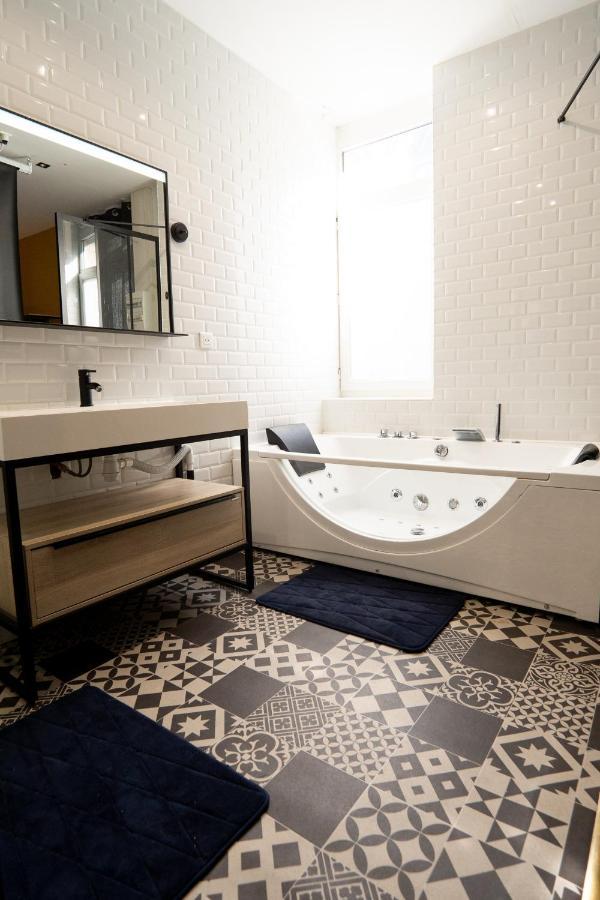 Apartment Capsule Premium Balneo & Cinema Valenciennes